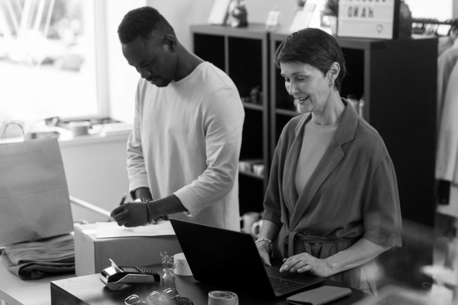 Detaillierte Budgetplanung mit verschiedenen Unterlagen