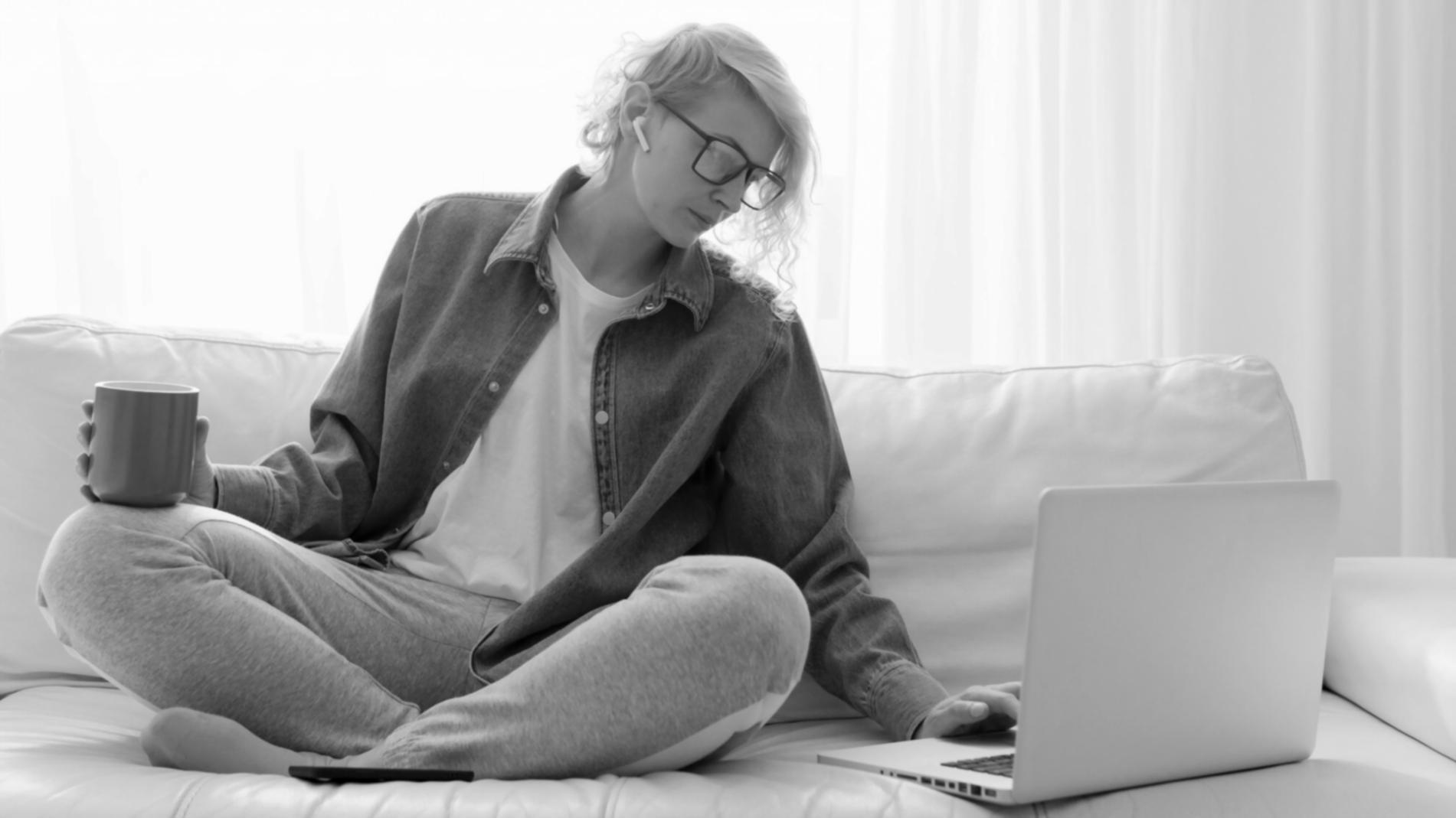 Digitale Finanzplanung mit Laptop und Dokumenten